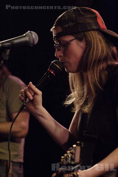 LAURA VEIRS - 2005-03-12 - PARIS - La Maroquinerie - 